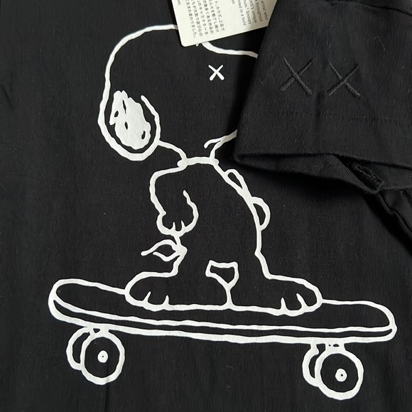 NEW Uniqlo KAWSxPEANUTS Snoopy tshirt, black, size 3T - Picture 3 of 4